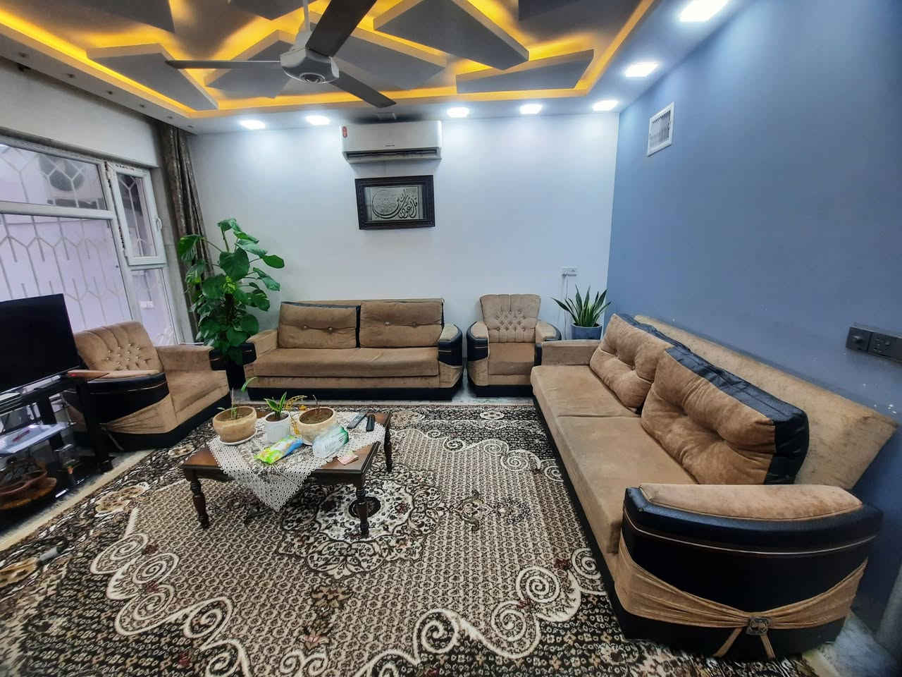 السلام عليكم
يتوفر طخم قنفات (تركي) مستعمل للبيع.كما في الصور. 
مكون من قطعتين كبيرة وقطعتين صغيرة، يعني يستوعب ( ۸ ) اشخاص. القطعتان بالحجم الكبير قابلة للفتح والتحويل الى سرير.
السعر: ٢٠٠ الف
المكان: الفلاح الثانية- مقاطعة ٦ خلف دائرة المرور.
للاستفسار المراسلة على الخاص


**إذا كنت صاحب هذا الإعلان وتريد حذفه لأي سبب، رجاءا أرسل رسالة إلى الدعم الفني**