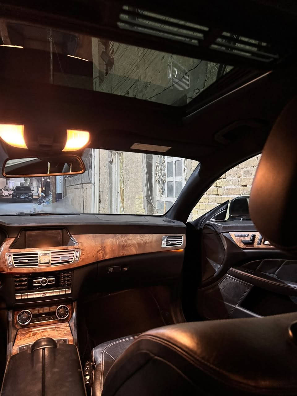 مرسيدس CLS2013
V8 Twinturbo
گير مكينة مكفول
قطعتين تبريد
فتحة سقف
مري شفط  
نقاط عمياء
كروز سرعة
رادارات 
حساسات امامية 
و خلفية و كاميرا
شفتات ستيرن
مقعد خلفي VIP
درگة AMG
كشنات جلد تدفئة تبريد امامي خلفي
تحكمات ستيرن
تحكمات كشنات  
خزن ذاكرة داخلي ٣ أوضاع
لدات داخلية بلادي
انارة ترحيب
سستم صوت harmin kardon
رادار تحديد مسار
دخول ذكي

صدر امامي و خلفي مكفول
حساس مطر
بعد السيارة بيها هواي مواصفات
جنطة تبديل بلادي و جاملغ خلفي بالعراق
السيارة وأرد الماني 
***********
