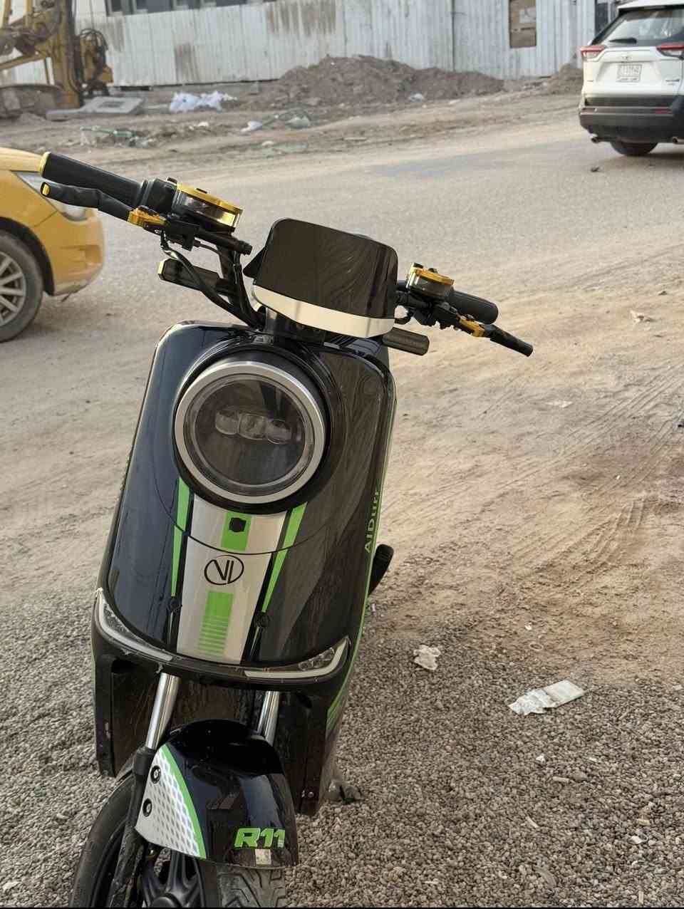 دراجه ار 11 مزوده عليه
6 بطاريات الولي الاصليه
عقل رياضي الاسود 40A
ملف 1800W
عنبار بريك رياضي
استاند صفح رياضي 
الدراجه حلوه ونضيفه وما صايرله هواي عندي 
سعر 500 وللتواصل على هاذه الرقم ***********
