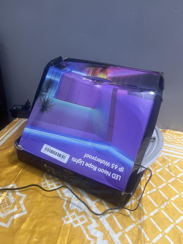 سلام عليكم شريط إضاءة LED يعطي شكل نيون مرن وينثني بسهولة جدا 

المميزات ♌️  

ضد الماء يعني تغسلة كلشي ما عليه 

تكدر تسوي بي أشكال هندسية وكلشي حسب شطارتك 

سميك جدا  يعني ما ينكطه لو تجيب مكص 

الاصلي مال امزون يعني مو من لعراق يجيبو تجاري 

للتواصل ***********

ماعندي توصيل محافظات فقط كربلاء اجيبلك
