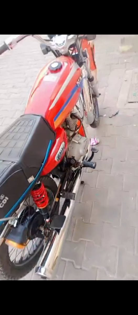 السلام عليكم دراجه ايراني رقم وسنويه دراجه بارت تعمير نامه  عنواني بصرة تميمية 
السعر مليون و300 وبيها مجال 

رقم هاتف ***********
