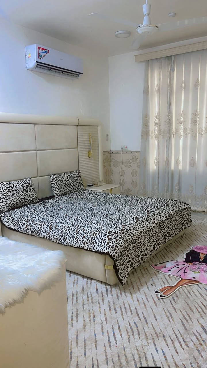 السلام عليكم 
بيت للبيع المساحه 250 متر طابو زراعي سند 25 متوفره كافة الخدمات بناء حديث درجه اولى طابق واحد يحتوي على غرفتين وصاله وأستقبال ومطبخ وصحيات داخليه وخارجيه وگراج وحديقه العنوان كربلاء طويريج الحولي مقابيل شارع نظوري السعر خاص للأستفسار الأتصال على الارقام الموجوده 
***********
***********
