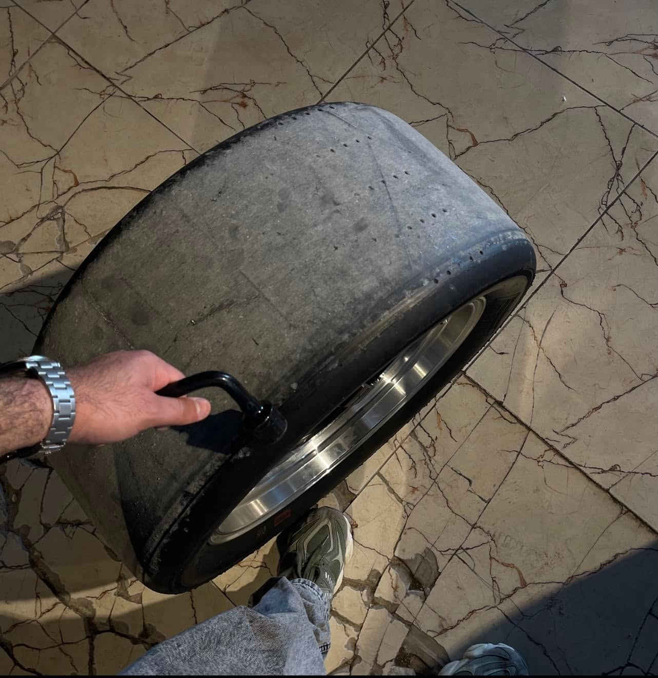 السلام عليكم للبيع 

دبات سود Srt وحده منهن بيها طعجه بس متأثر بشي 230 الف قفل 

زوج ويل ويلد توسايز عليه تاير سلك مال دوس 350 قفل. ينباعن سوه بس 

قبق محرك 5700    65 الف

***********
