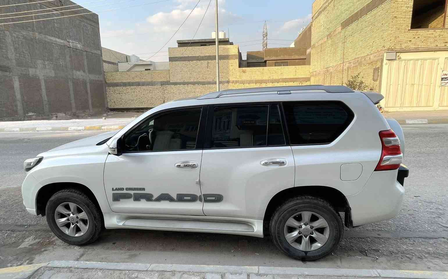 برادو موديل 2011  كويتي فول مواصفات  رقم بغداد انكليزي بأسمي شخصياً مواصفات فور ويل 6 سلندر فتحة كامرة حساسات شاشة لايت زنون تحكمات ثلاجة اسبير تعليك وبعد بيعها مواصفات 
سيارة بيها صفحة صبغ بدون حادث 
اثر تخريب 
مكان السيارة محافظة كربلاء قرب الدرة 
هـ/***********
السعر/230  وبيها مجال 
سيارة نظيفة جداً احلى من الصور
