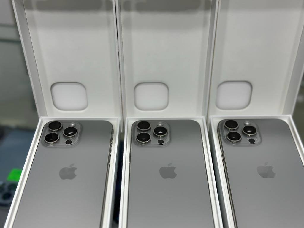 السلام عليكم ثلاث ايفونات 15 برو ماكس
ذاكره ٢٥٦ 
دبل سيم أقل واحد بطاريته ٩٣ وأكثر واحد مشحون ٥٨٧ مره السعر مليون وبي مجال لطيبين التواصل *********** أو واتساب
