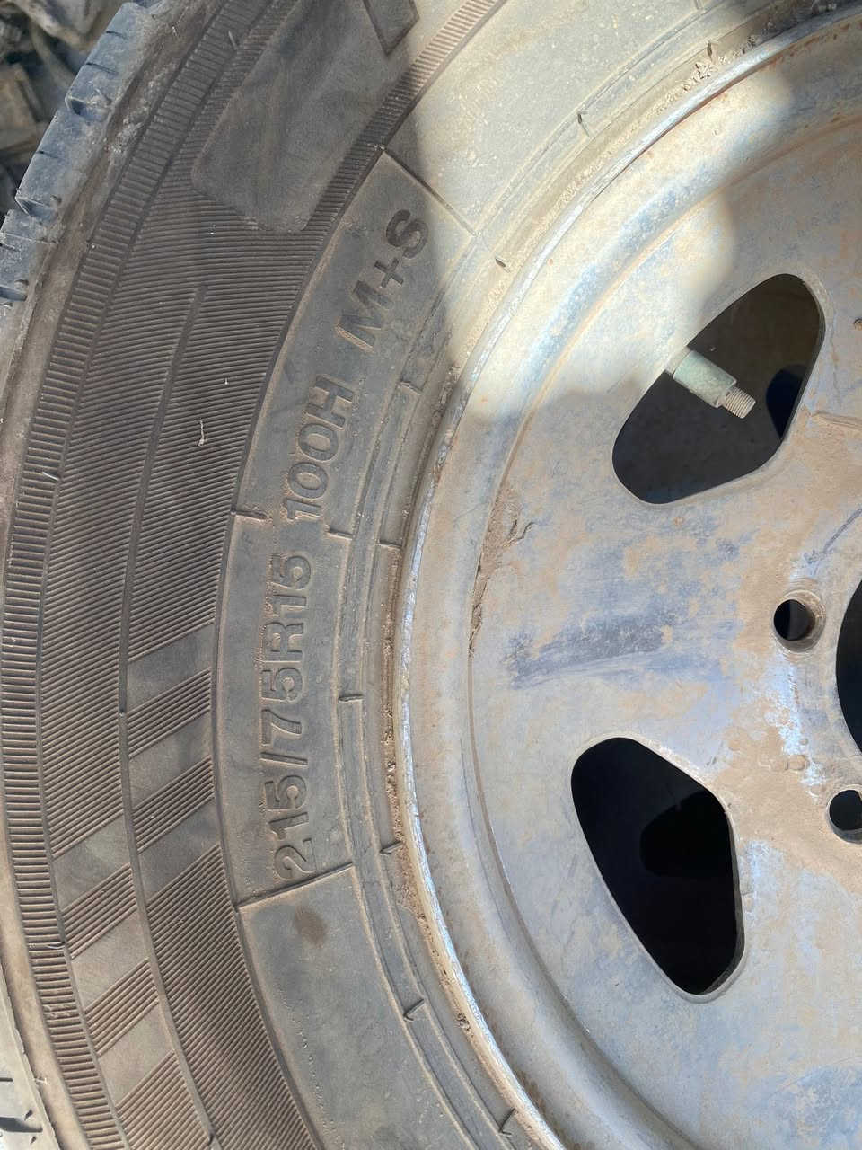 السلام عليكم للبيع تخم تاير جديد جدا حجم215/75R15  مكاني حله طريق النجف  مقابل الامام بكر ( ع )السعر200 الف تواصل اكثر ***********
