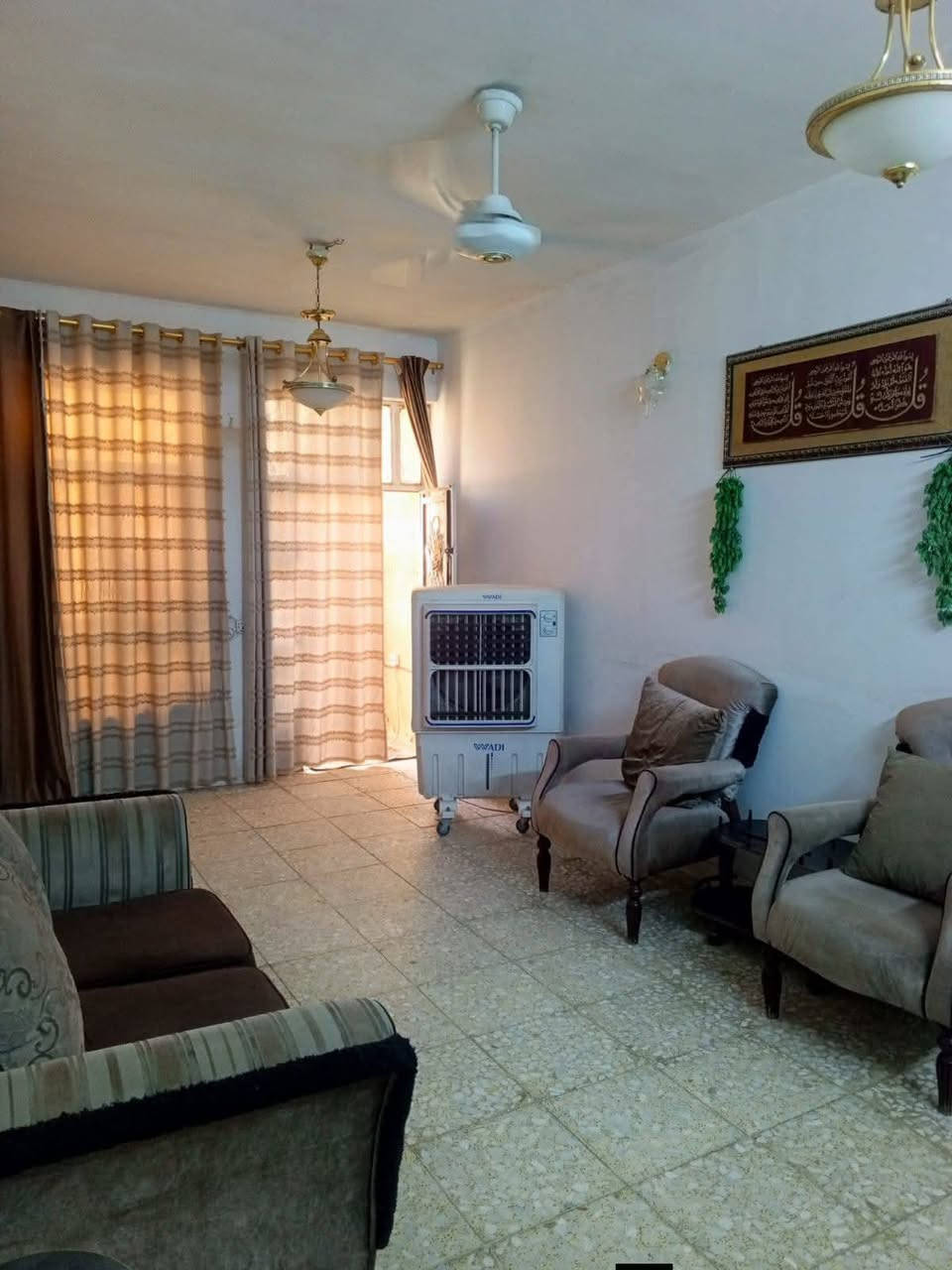 سلام عليكم بيت للبيع مساحة 100مترواجهه 5والنزال 20 بناء طابق ونص غرفتين وستقبال ومطبخ وصحيات عنوان زعفرانية شارع الكهرباء شارع صيدلية زينة علي زراعي سند25 قرب شارع  العام سعره 70وبي مجال التفاصيل عل الرقم ***********
