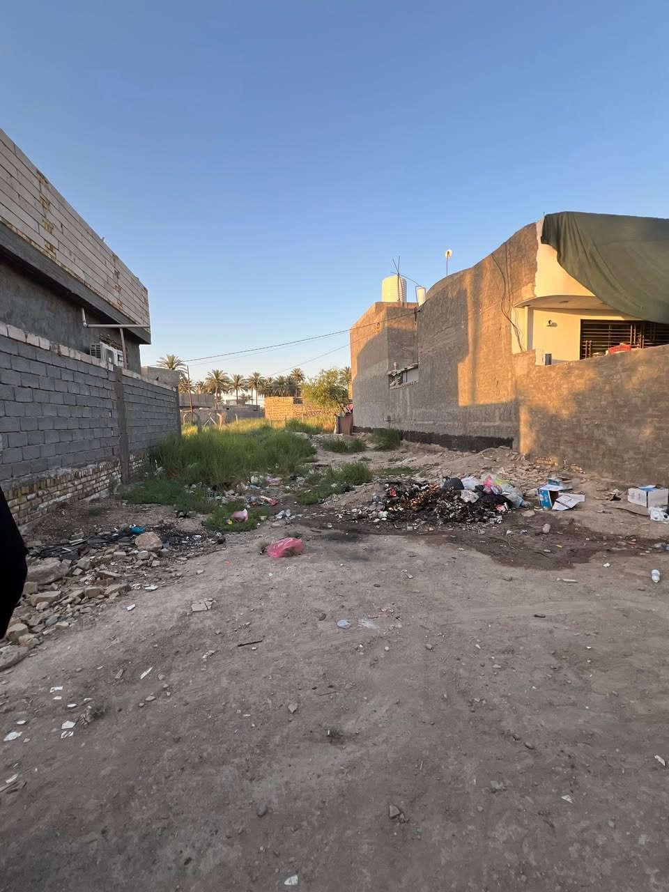 قطعه للبيع سند 25
قياس القطعه 200متر
كهرباء مع ماء متوفر 
تبعد عن الشارع 100متر
مكان القطعه ورديه داخل 
البو حمير 
للاستفسار ***********
