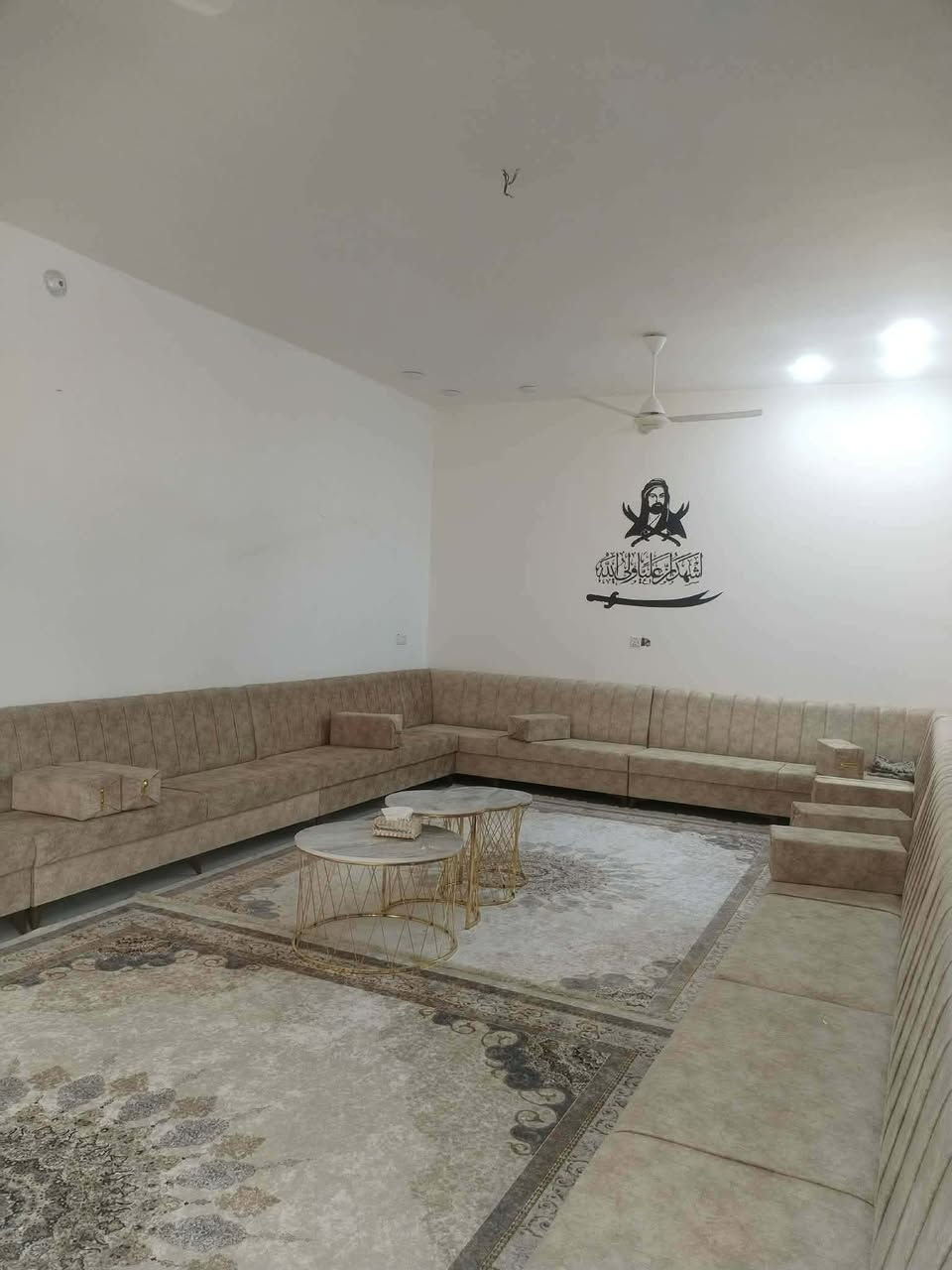 السلام عليكم ورحمه الله وبركاته
دار للبيع طابو ملك زراعي سند 25
العنوان الحمزة الغربي حي الحوراء قرب حسينيه عبد الاخضير موقع مميز وهادئ وراقي...المساحه الكليه 360م مربع تتكون الدار من طابقين ..الطابق الاول يتكون من غرفتين نوم وصاله كبيرة ومطبخ حار وبارد واستقبال كبير .ومجموعه صحيات داخليه و خارجيه.وحديقه واسعه وكراج واسع للسيارات..والطابق الثاني هيكل غير مسقف.. بناء جديد وحديث طابوق والسقف صب كونكريت شغل درجه اولى..  تتوفر جميع الخدمات ماء كهرباء مجاري ..السعر مناسب قياسا مع الاسعار المعروضه في نفس المنطقه...السعر 160 مع مجال جيد للشراي الجاد ...للشراء تفضل خاص او اتصل  ب***********0 واتساب
