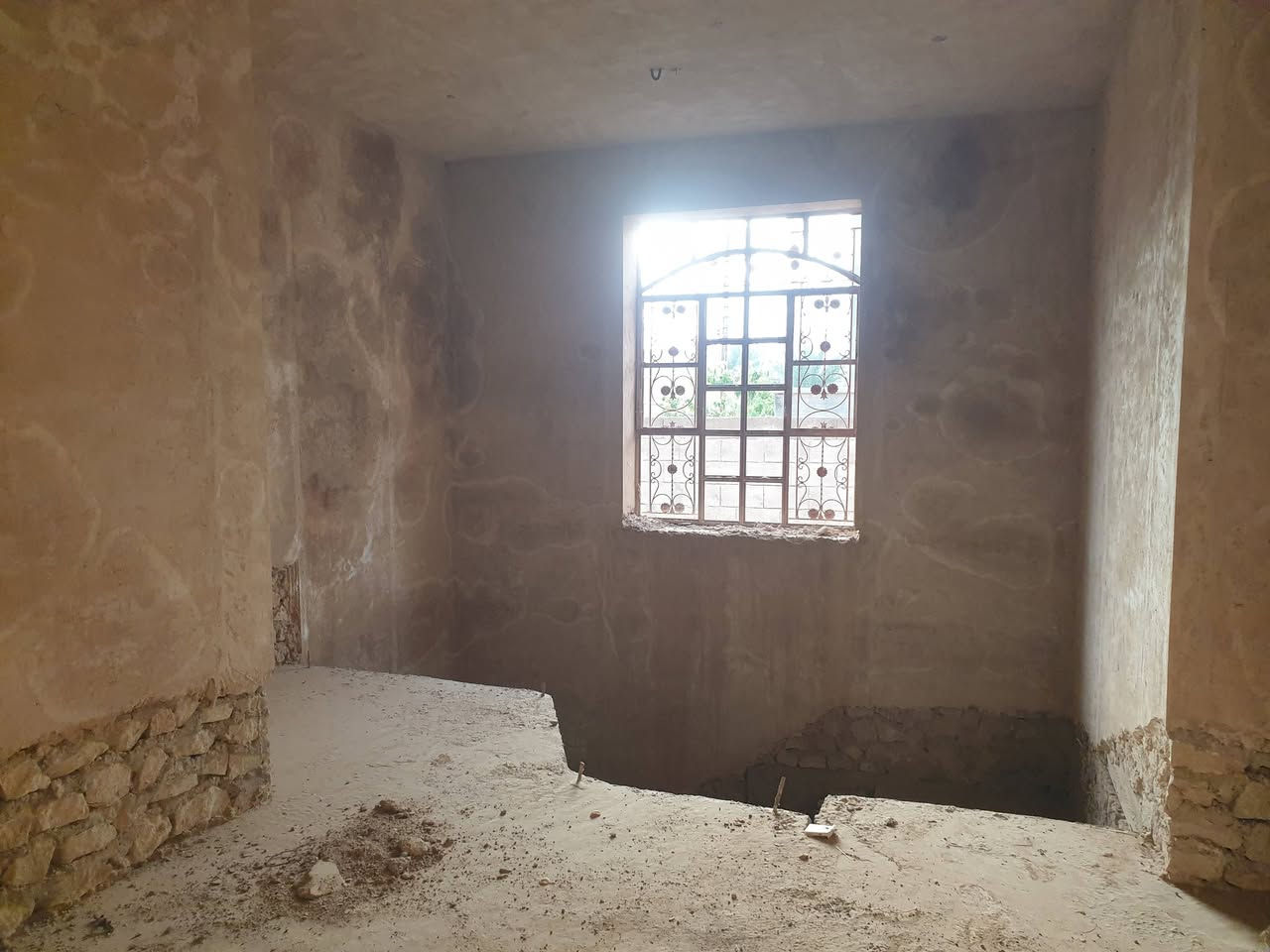 هيكل طابو صرف طابقين منطقة السبحاني قرب بيت الشيخ محمد الفتيح يتكون الهيكل من استقبال وهول وغرفة نوم عدد( ٢)وصالة ومطبخ وصحيات داخليه  
الطابق الثاني/يتكون من غرفة نوم عدد( ٢) وبيتونة 
مسلك كهرباء ومجاري كامل  السعرعلىالخاص/الاستفسار مكتب عقارات الصفا الانبار قضاء حديثة الحي العسكري قرب منفذ النواعير*********** // ***********
