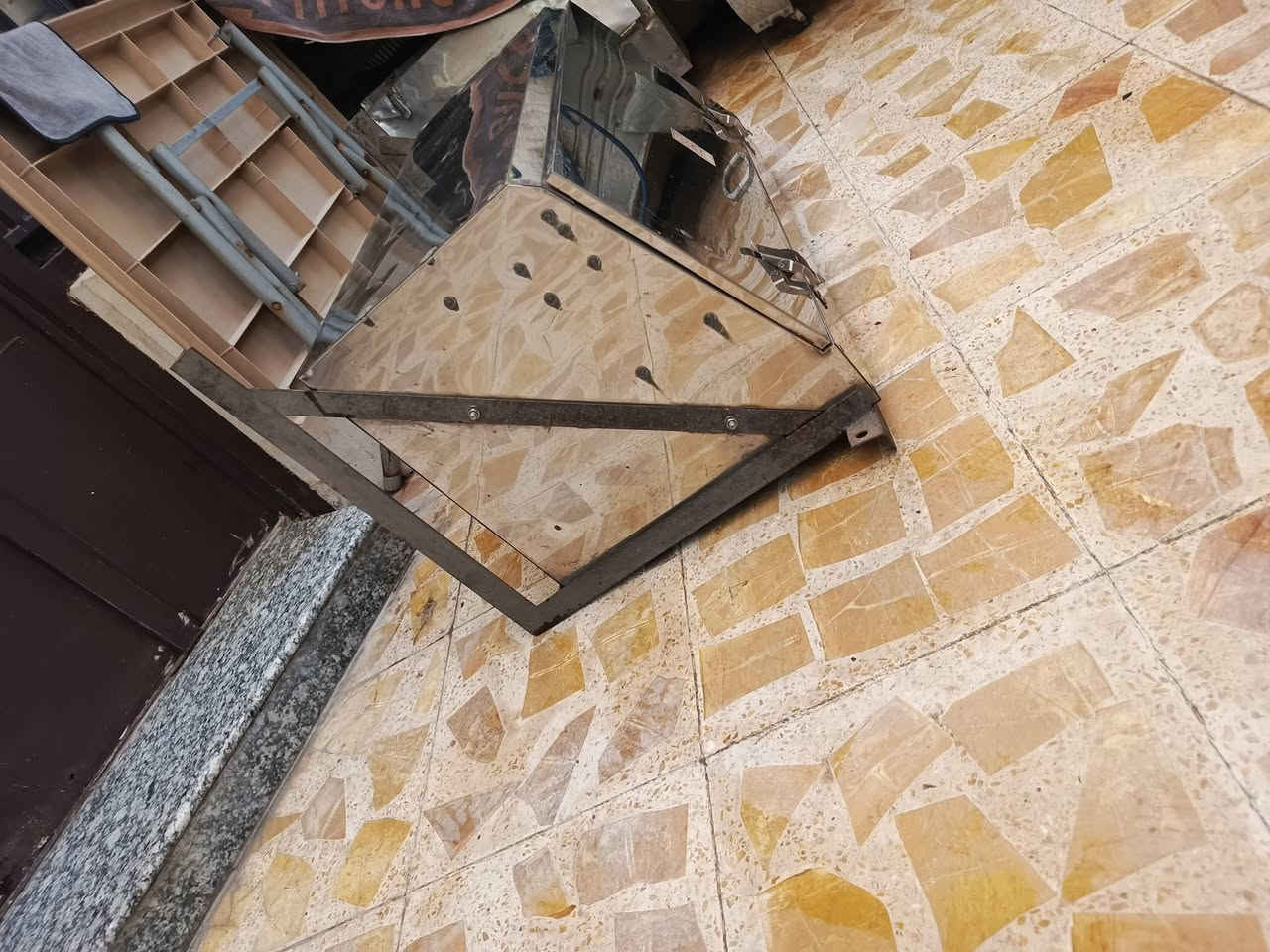 السلام عليكم صندوق للبيع مال هينو جديد باب سلايت مكاني بغداد للاتصال ‏‪***********‬‏
