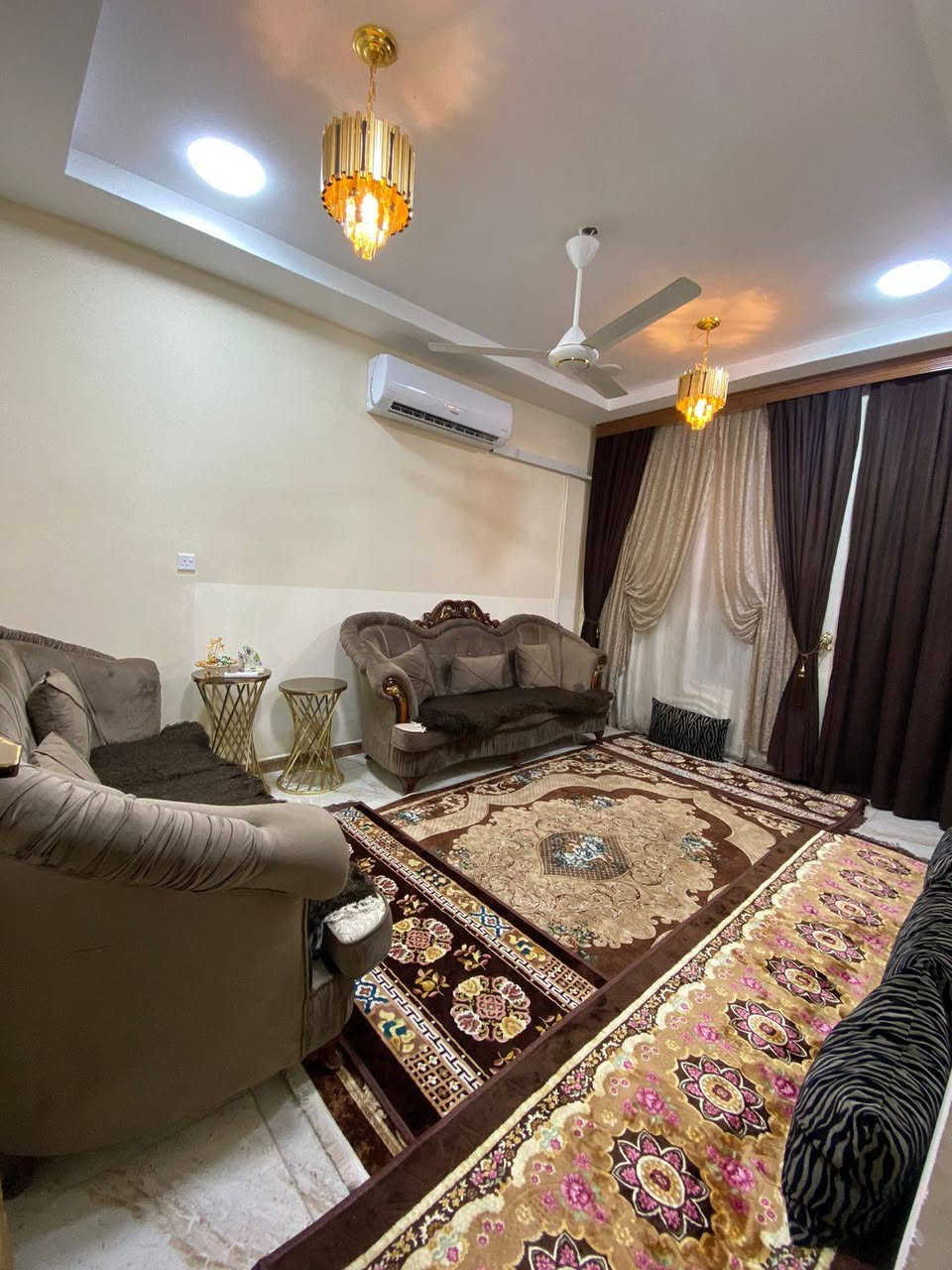 /// على بركة  الله تعالى ///
بيت  زراعي سند ٢٥ للبيع 
المساحة/ ١٠٠متر   (٥م ×٢٠م )
التفاصيل البيت/ طابقين 
الطابق الاول //غرفة نوم  واستقبال ومطبخ وصحيات وصالة
الطابق الثاني // غرفتين نوم  وصالة وصحيات 
الطابق الثالث // بيتونة وسطحين وحديقة اصطناعية
الخدمات كاملة/ تبليط. مجاري .ماء . كهرباء وانترنت وطني
العنوان /الزعفرانية. الاربع شوارع. خلف ازياء عبود.  .زراعي  حجي جعفر
السعر// ١٥٠ مليون قابل للتفاوض
للاستفسار مراجعة مكتب دلالية المصطفى للعقار الزعفرانية الاربع شوارع خلف ماركت اللؤلؤة مجاور أسواق القبس اوالاتصال او مراسلة واتس اب ***********او***********
