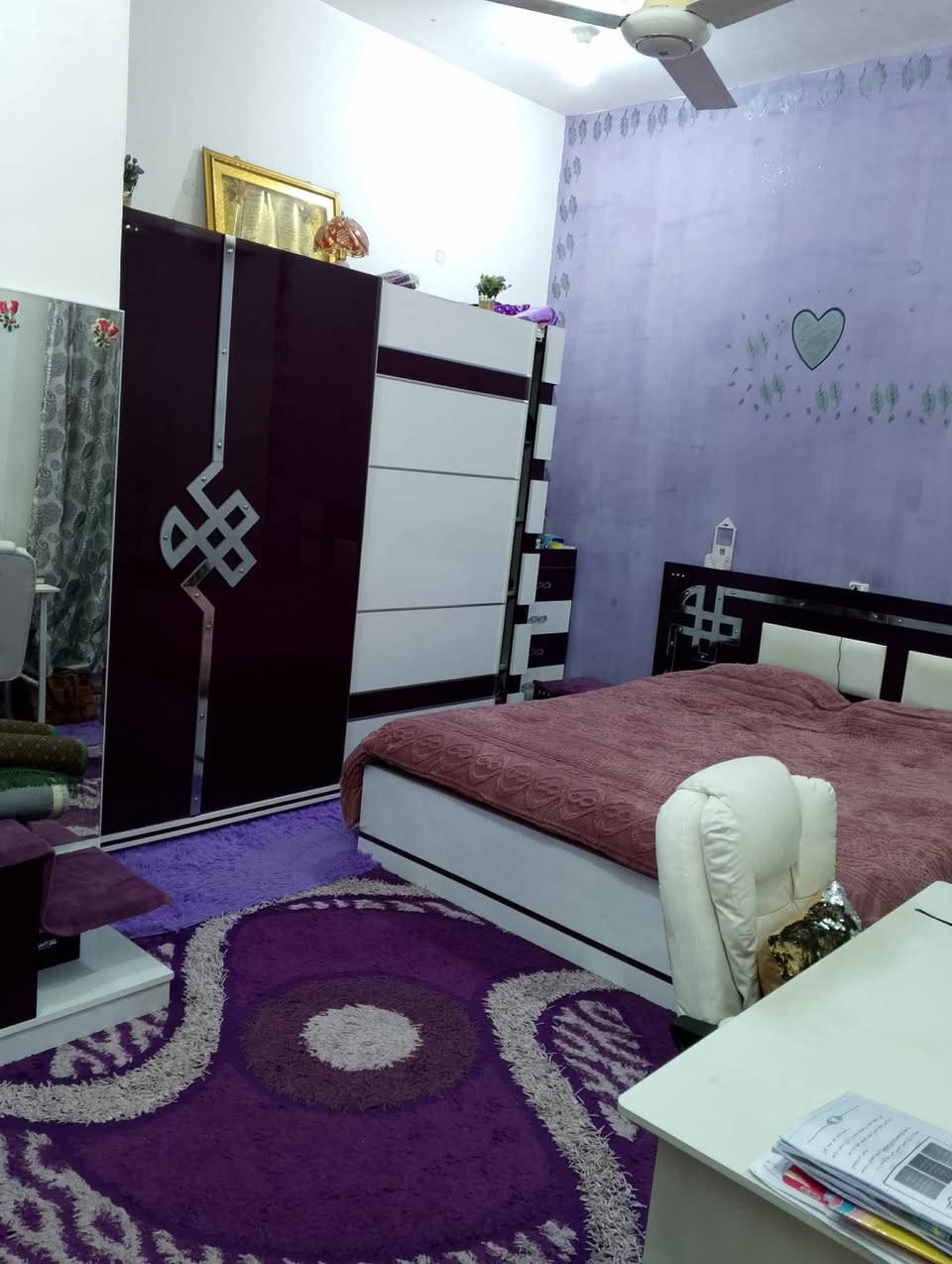 السلام عليكم 
للبيع 
بيت بناء 2020 المساحة 136 الشارع خلف فرح مول 
طابقين 
الطابق الاول براني ومطبخ وهول وغرفتين وصحيات وتهويات اثنين وطارمة صغيرة 

الطابق الثاني غرفتين وصحيات وبيتونه كاملات 

اضافة الى باقي المساحة مبني فوكهه قاعة جبيرة واصلة للسكف تصلح تصير شقة معزولة عن البيت للاستثمار 

مكتب ظلال الخير 
بدايه شارع الفنادق مقابل صيدلية المراد 
***********
