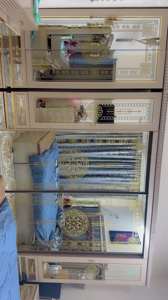 غرفة نوم ديزاين تركي خشب مصري استعمال جداً نضيف والغرفه جديده مصارلها سنه بيعها لغرض السفر ، الغرفه تتكون من 8 قطع وكلش ضخمه مكاني بغداد بيع مستعجل 
***********
