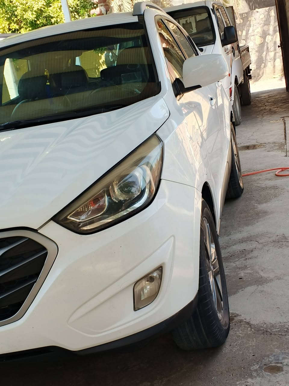 اسلام عليكم 
توسان موديل ١٥ امريكي خير من الله نضافه ضربه جاملغات وبيها سونارات اثنين  
رقم ***********
