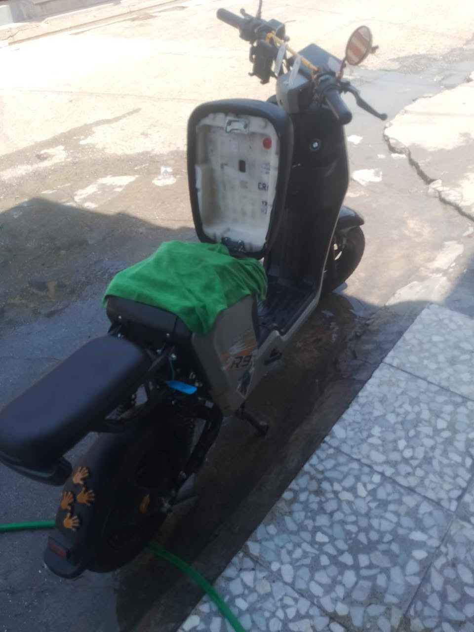 السلام عليكم شباب 
دراجه 🔋⚡ شحن للبيع 
خمس بطاريات 
سرعه ٦٥ حقيقي 
دراجه نظيفه
اتصال ***********
سعر ٤٥٠  قفل
