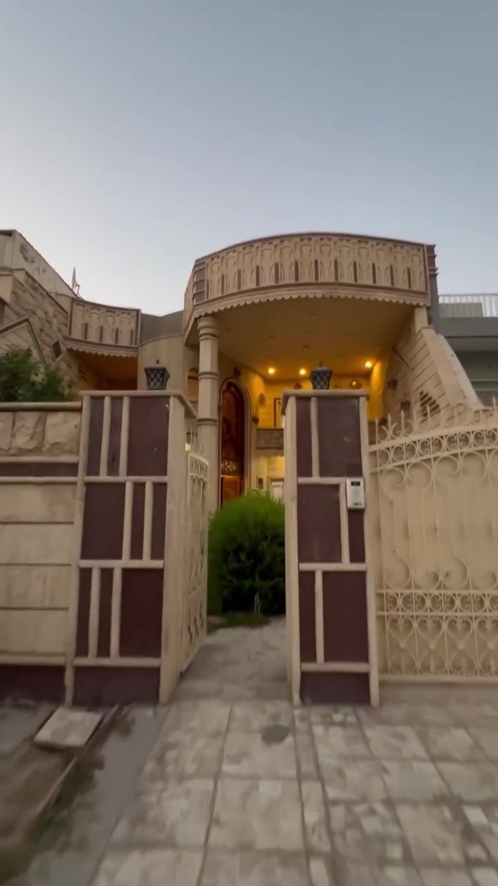 🔮 #بيت_كلاسيكي_للايجار 🔮

☑️ تجاري - سكني .

📍الموقع :- #اليرموك - محلة 616 .

🔛المساحة : 450 متر .

◼️يحتوي على : كراج - حديقة - مدخلين .
الطابق الارضي : 3 غرف نوم منهم واحده سويت - 
 استقبال - صالة - مطبخ حار وبارد - حمام - حديقة خلفية .
الطابق الاول : 3 غرف نوم منهم واحده سويت- صالة - حمام .
الطابق الثاني : بيتونة - سطح .

🔷مميزات العرض : 
🔹موقع ميز قرب الاربع شوارع .
🔹قرب الشارع العام والخدمات .

⁉️ لمعرفة الايجار اكتب رقم 8 بالتعليقات .

🌐للمزيد من العروض لطفاً الاشتراك بقناتنا على :
قناة Telegram 👇:
https://t.me/Ajarty

 قناة WhatsApp 👇 :
https://whatsapp.com/channel/0029VaDf8d14yltRzy5EwZ15

📍عنوان الشركة : حي الجامعة _ بداية شارع المركز 

📌للمعاينة والاستفسار : يرجى التواصل على الارقام التالية 📲
***********
***********
