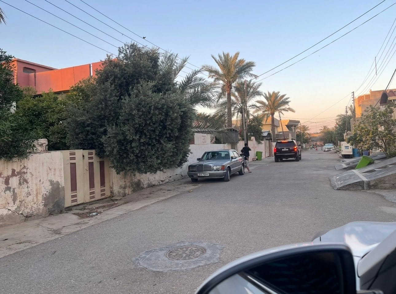 السلام عليكم 
للبيع دار مساحتة 300 متر طابو صرف يباع كله او نصفه موقعة حي المعلمين نهاية شارع النقابة الفرع الأخير امام البيت ساحة وشارع وخلفه شارع ومدرسة الكحلاء الابتدائية لمعرفة السعر الاتصال على الرقم ***********
