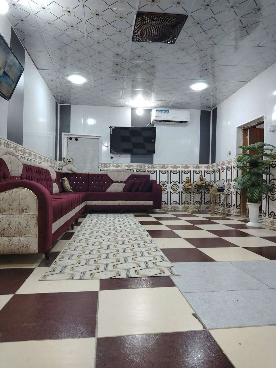 السلام عليكم 
بيت للبيع طابو مطلوب لدوله مساحة ٢٠٠م حي الكاضم صوب الكبير البيت متكون من غرفتين ومطبخ وهول وديوانيه وحمام داخلي وخارجي وغرفه فوك سطح وحمام جاهزات


**إذا كنت صاحب هذا الإعلان وتريد حذفه لأي سبب، رجاءا أرسل رسالة إلى الدعم الفني**