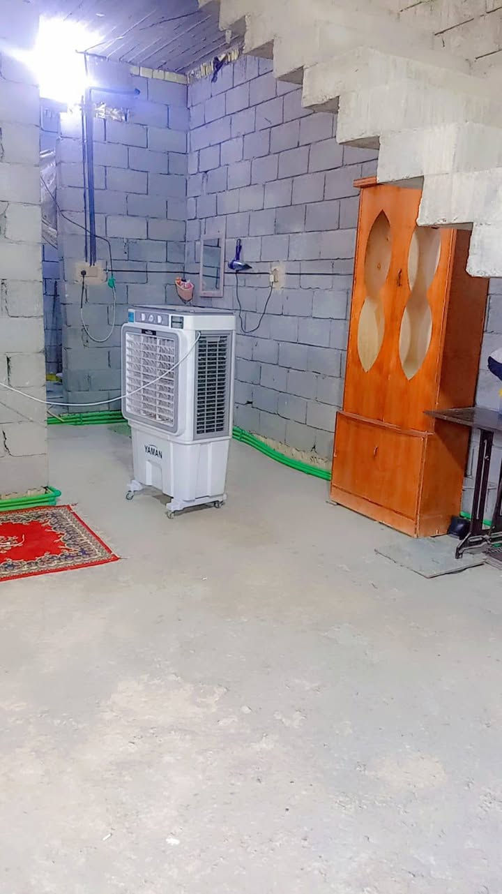 بيت مساحه 140متر قرار 35جهه جبور 
وكما موضح بالصور ادناه شارع فرعي 8متر الراغب بالشراء زياره مكتبنا او الاتصال على الرقم ***********بيه واتساب.... السعر 65مليون

