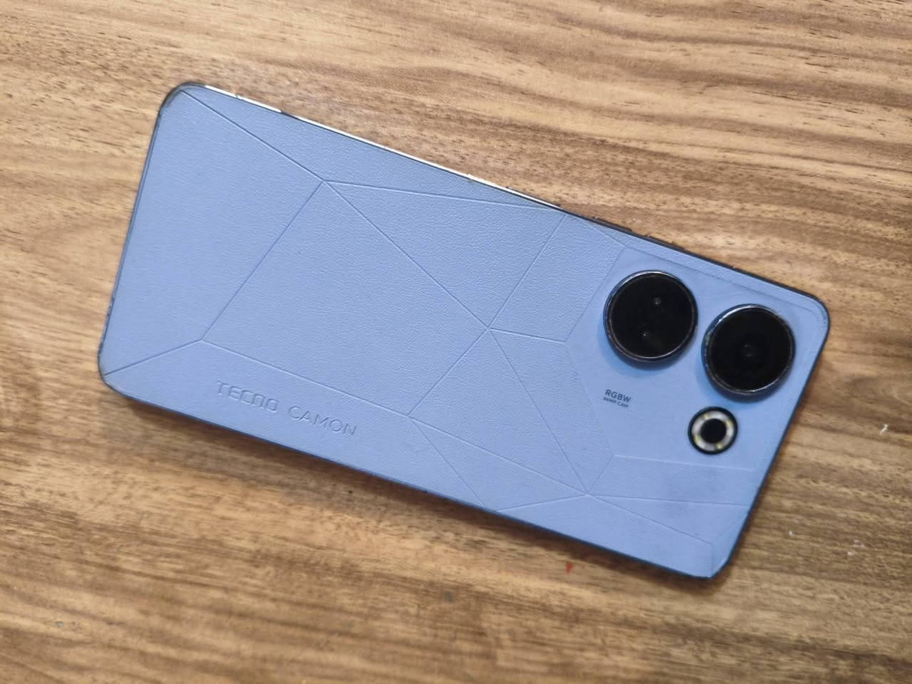 TECNO CAMON 20
الذاكرة 256
بطارية 5000
شحن 33 واط
بي كسر ب الشاشة 
السعر 50 الف
للتواصل ***********
