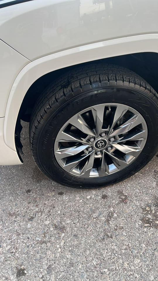 السلام عليكم لاندكروز GX.R تون تيربو 2022 مكفوله ماشي 39 الف كيلو وكالة ساز مكان السيارة بغداد الغدير الاتصال ‭0770 556 8880‬
