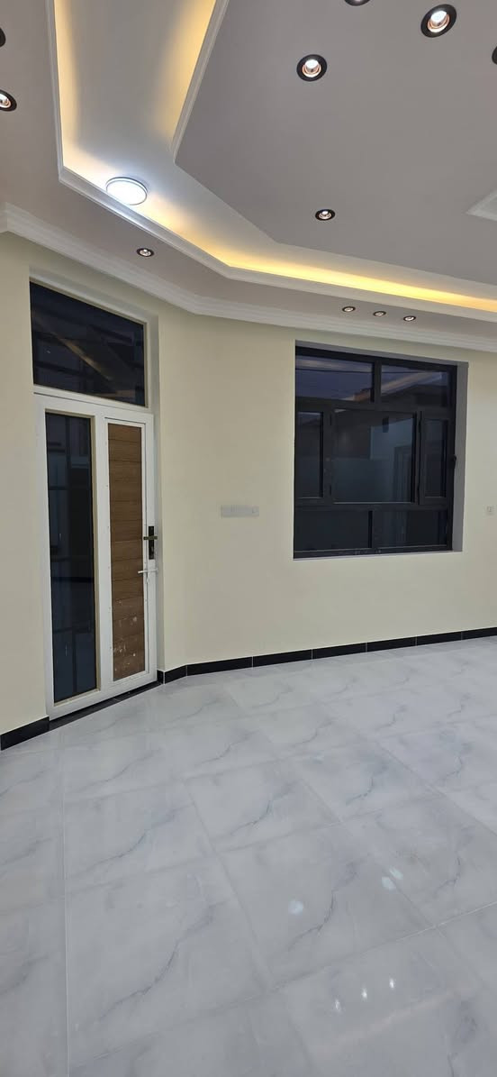 سلام عليكم مشتمل لبيع منطقة خاجيه بشارع أربعين  قرب أفران العراق مربع 10في 10 طابقين 4 غرف نوم حديث فول بسمي الاستفسار على الأرقام الاتيه *********** مساحته  100م شغل درجه اولى
