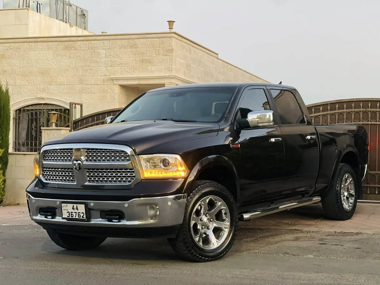‏  DODGE RAM 1500 laramie  Eco diesel RAM
دودج رام لارمي فحص كامل كرت ابيض 

•دودج رام 1500

عداد قليل 150 الف مايل 

• السنة: 2016 

• الفئة: لارمي laramie 

• المحرك: 3.0L V6 إيكو ديزل – قوة واقتصاد في استهلاك الوقود

• نوع الدفع: دفع رباعي (4x4) 4 وضعيات

• ناقل الحركة: أوتوماتيك 8 سرعات

• اللون الخارجي: بني ميتاليك  مميز جداً 

• اللون الداخلي: جلد بيج  فاخر مع تطعيمات خشب طبيعي باللون البني 

• الفحص: فحص كامل 

الإضافات والمواصفات:

• تشغيل بصمة + دخول ذكي

فتحة قناص

غرفة لون بيج وبني مميزة وكاالة

• شاشة كبيرة لمس (نظام Uconnect)

• كاميرا خلفية

• تبريد وتسخين المقاعد الأمامية + تسخين المقاعد الخلفية

• تسخين عجلة القيادة

• مقاعد جلد فاخرة قابلة للتعديل كهربائياً مع ذاكرة

• مكيف لمس Dual Zone أمامي + فتحات تكييف خلفية

• نظام ملاحة GPS مدمج

• نظام صوتي Alpine فاخر مع سبووفر

• مرآيا كهربائية قابلة للطي مع تسخين 

• تحكم من المقود - مثبت سرعة - تحكم بالصوت والميديا

• كشافات أمامية زينون + أنوار نهارية ليد + إنارة خلفية LED

• جنوط وكالة 20 إنش كروم

طارة جلد – تعتيم تلقائي للمرايا – حساسات مطر وإنارة

• سعة تخزين كبيرة داخلية 

مالك اول من الحرة  

السعر : 16750 دينار 

  للاستفسار على الرقم : 
0799844732


**إذا كنت صاحب هذا الإعلان وتريد حذفه لأي سبب، رجاءا أرسل رسالة إلى الدعم الفني**