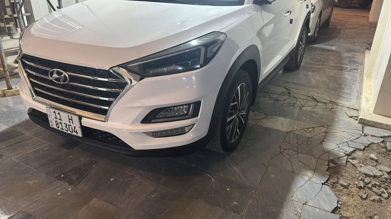 السلام عليك توسان خليجي موديل 20 للبيع سيارة حلو وجاهزه مواصفاته معروفة كشنات كهربائه عدد 2حساس خلفي امامي كامرة دوارة تخم تاير سيارة بصمة وترحيب حلوة ومابيه كل نقص حشاكم من النقص رقم بغداد محرك 2000 ملاحظة السيارة بيه تكشير بل صندوق موضح بل صور تحويل مباشر للمشتري السعر 200ورقك بيه مجال قليل حگ الجية مكان المشتل  
للاستفسار *********** حجي وسام
