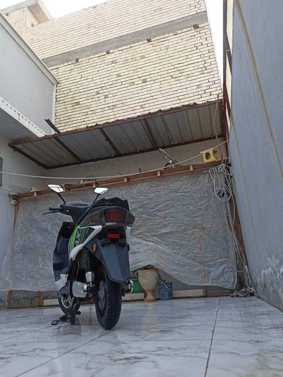 السلام عليكم دراجه سكنس شحن للبيع  النظافه 90 
6 باتري تحكم سرعه اشاير لايت عالي ناصي كلشي بيهه شغال السرعه 100 السعر 600 بغداد الحريه ***********
