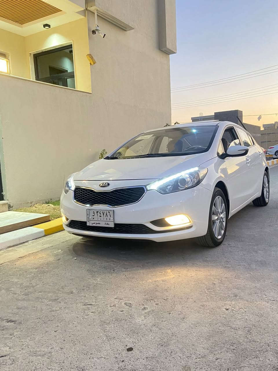 السلام عليكم سيراتو موديل ١٦ رقم بغداد تحويل ثاني يوم مكفوله كفاله عامه فول مواصفات محرك ٢٠٠٠ مكان السياره ناصريه ماشيه ١٠٠سعرها ١٤٨ بيها مجال شي بسيط حك الجيه لاستفسار ع الرقم التالي ***********
