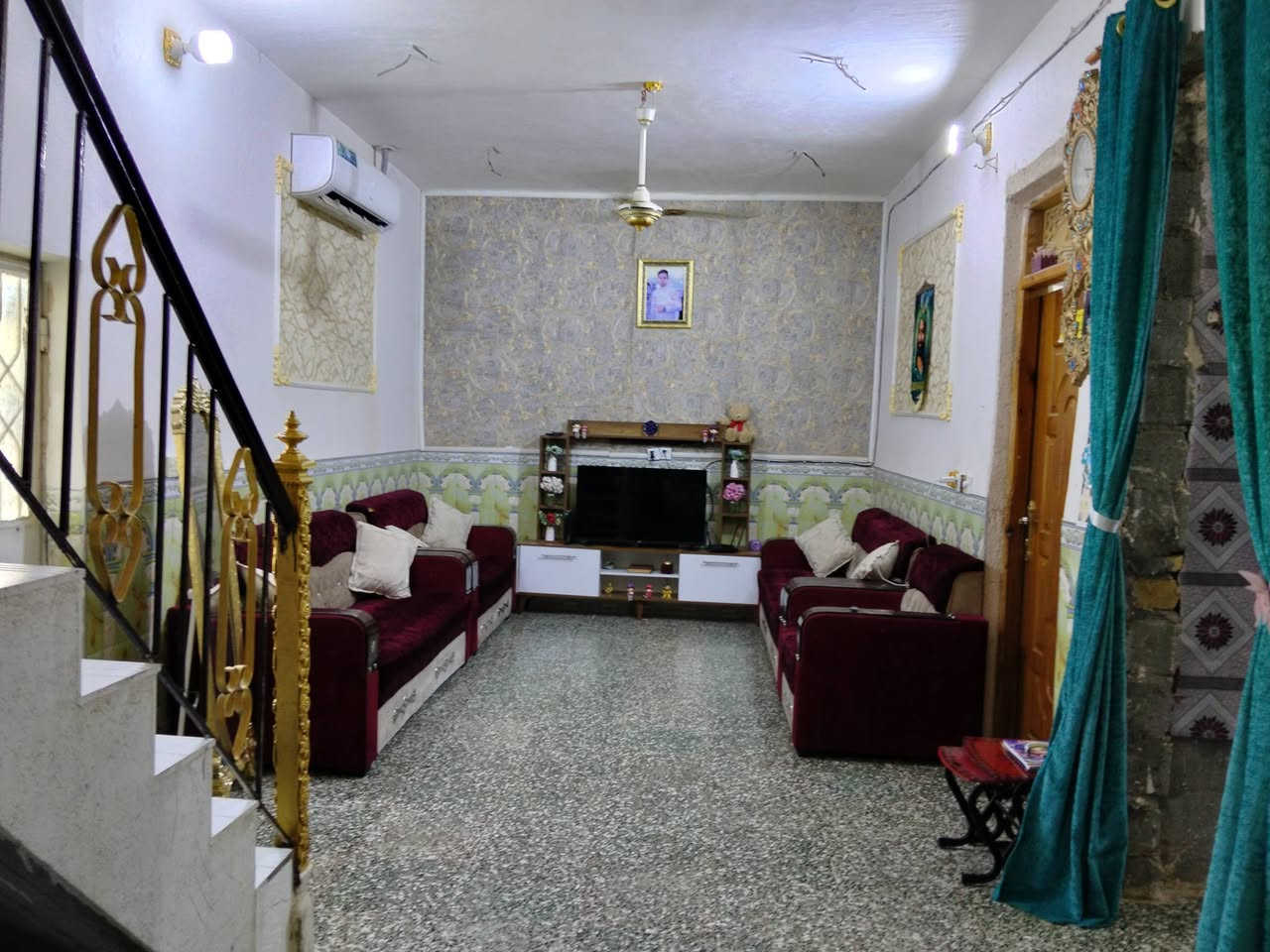 بيت للبيع طابو زراعي سند 25 
مساحه 200 متر  المعاره منطقة سيد جواد يبعد عن الشارع العام 200 متر  
يتكون من غرفتين 5 /4  +  5/ 4
صاله 9 / 4  
حمام داخلي  + صحيه و حمام خارجي 
نواقص البيت استقبال + مطبخ 
للأستفسار اكثر  ***********
