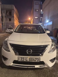 نيسان سني هندي 2024 ماشية 66000km بيها الجاملغ الخلفي بارد  من جهة الر...
