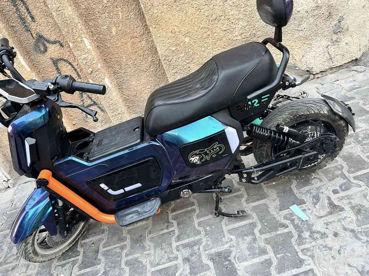 السلام عليكم عندي دراجه شحن للبيع شركه سيزر جيل الثاني الدراجه جديده وما مستعمله هواي وتجي وشوفها بعينك شكد نضيفه مواصفاتها كله جديده بك وسبورت بطاريه ليثيوم الاصليه مكاني بغداد الحريه سعرها مليون و١٠٠ وبيها مجال تمشيك 90 كيلو الشحنه الوحده وشركه السيزر معروفه بعد ***********
