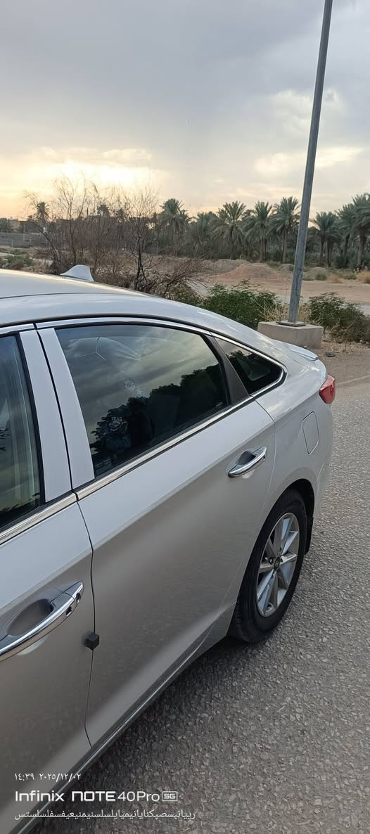 السلام عليكم سوناتا للبيع موديل ٢٠١٧ بيها قطعتين صبغ بدون دواخل سياره خير من الله مكيه ٢٤٠٠ كير حداديه تخم تاير كله مكفول  مكاني حلة معيميره قرب البوابه الجديده 
للستفسار *********** 
السعر ١٢٠ بيها مجال
