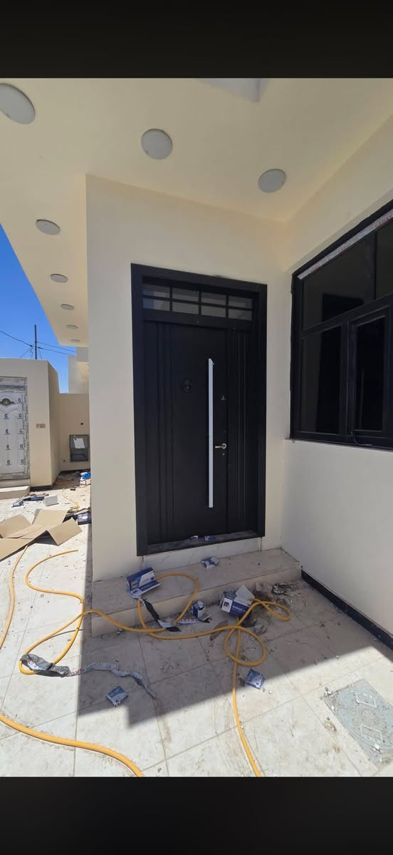 بيت للبيع مساحه 200 متر 
العنوان حولي الجامعه قرب مجمع حيدر ابن حجي هندي 
يتكون من غرفتين صاله استقبال مطبخ حار وبارد
 اساس +سقف كونكريت مسلح 
بيبان قاصه الطابق الثاني 
سطحين + صاله 
اتصال او استفسار ***********
