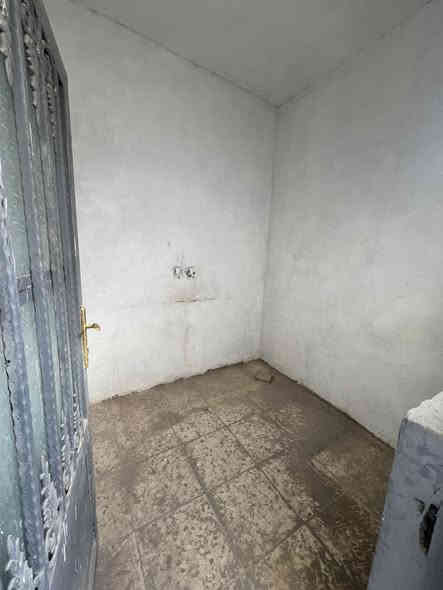 السلام عليكم بيت 55 متر في علوة الفحل البيت بناء نظيف غرفه و صاله و طارمه و صحيات و مطبخ البيت قرار 25 مشمول بتطويب البيت جاهز انو احد يسكن بي البناء شيلمان البيت كاشي بورك يعني جديد مثل مموظخ بصور سعر 18 و بي مجال للتوصيل رقم التلفون ***********
