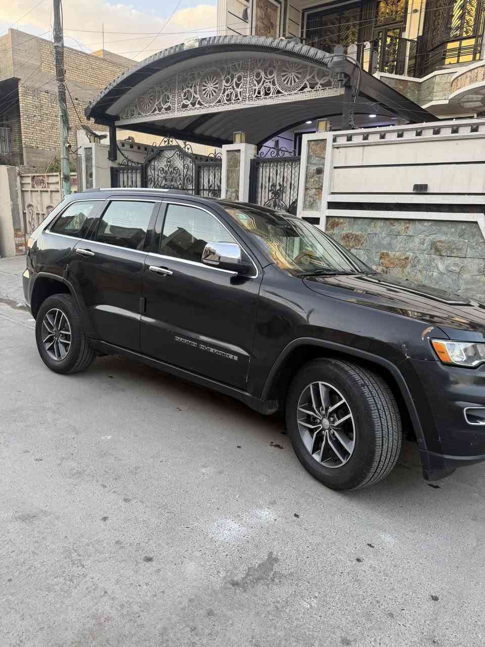 السلام عليكم للبيع وارد أمريكي جيب كراند شيروكي حادث جاملغ خلفي موديل 2019و بيه ضربه جاملغ الأمامي ماشيه 110الف مكان السياره بغداد المدينه الرقم *********** سعر 225
