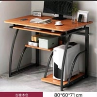 ميز كمبيوتر بحالة ممتازة، مصنوع من الخشب مع إطار معدني قوي. يوفر مساحة...