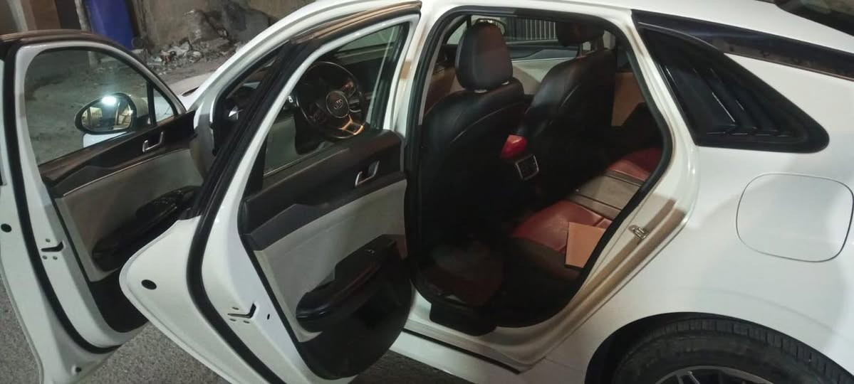 السلام عليكم K5 موديل ٢٠٢١
خليجي بيها ضربه بالباب الخلفي والداير مال جاملغ 

ماشيه ٨٥ الف كيلو 
السعر ١٥٨

مكان السياره بغداد الغزاليه 

***********
