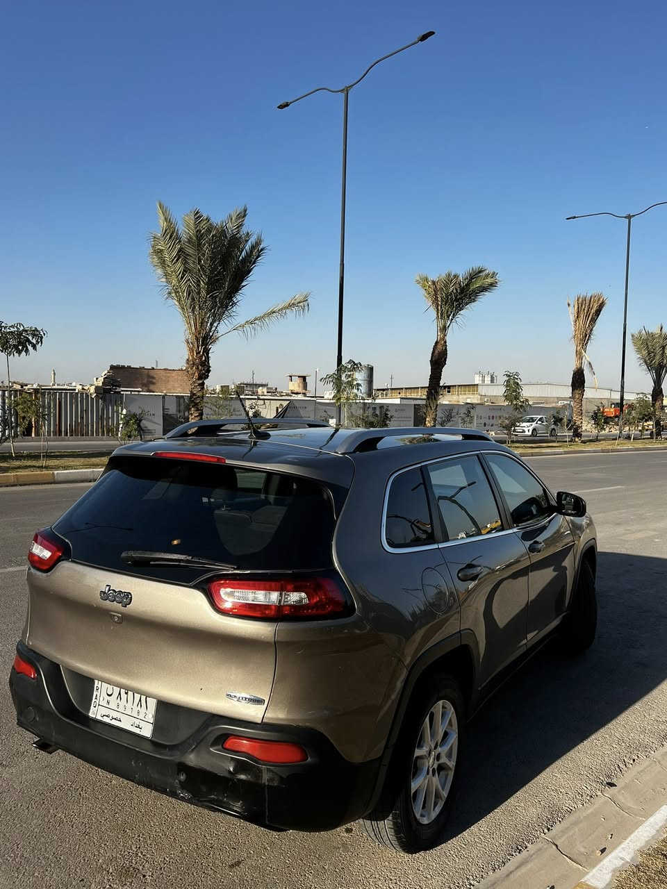 جيب بزون 2018
لون نفطي
السيارة ماشية 131كيلو
مكينة 2400 4 سلندر المرغوب
حادثها كلش حلو خلفي جنطة وبيها مباوك بالجاملغ جهة الصدر 
السيارة كلش حلوة ونظيفة وما متعوبة 
السعر 134 وبيها مجال 
مكاني بغداد حي الجهاد 
للاتصال:***********
