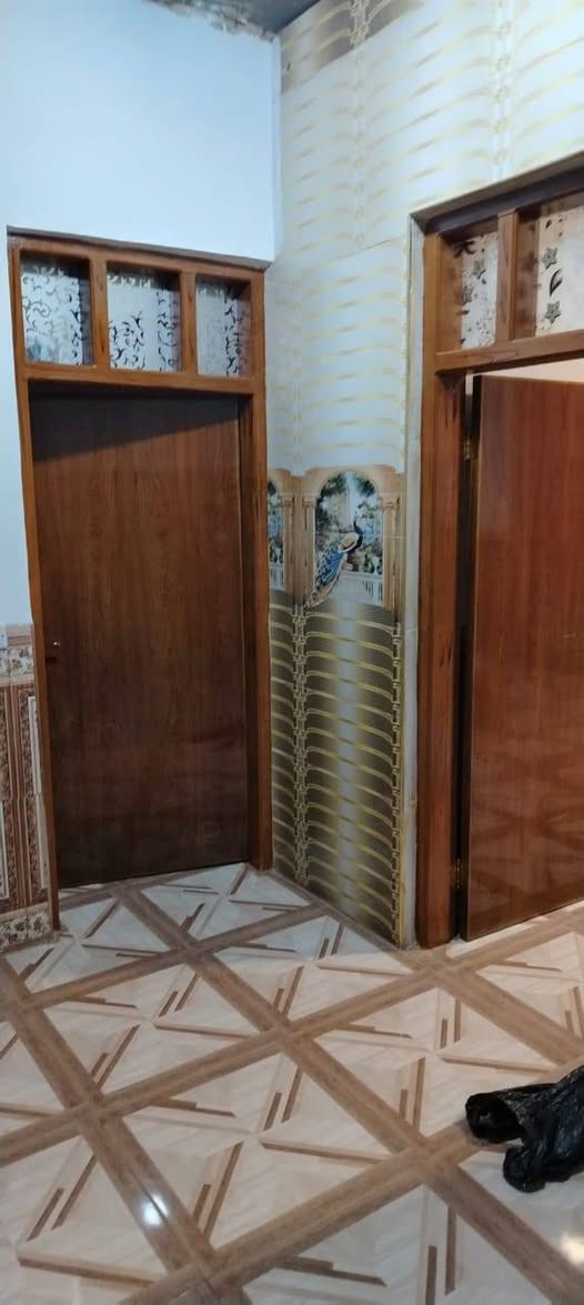 للبيع بيت متكون من طابقين مساحة 300 متر يحتوي على ثلاث غرف نوم واستقبال وهول ومطبخ حار وبارد وصحيات داخلية وخارجية موقع البيت الحقلانية في منطقة البزون والسعر مناسب علما انه مسجل في البلدية للستفسار والسعر اتصل ***********
