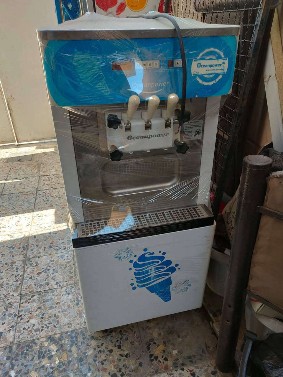 مكلف بالنشر للتوضيح
مكيه مال موطه سوفت  سنكل صنع تركي 3 كير نظيفه جدا كما موضح في الفيديو السعر 12 ورقه 
مكينه مال عصير 3 خانه تبريد ماطور نظيفه جدا سعر 400 الف 
رقم الهاتف ***********
عنوان بغداد حريه دور نواب ضباط شارع المشجر
