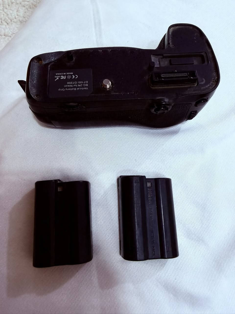 كأمره )مستخدمه)Nikon D7200 الصناعه
MADE IN THAILAND
العدسه VR18_140
الملحقات
1-جنطه
2_كراب بطاريات 
3-بطاريه اضافيه
4-واير نقل معلومات
5-الشاحنه
6_هوت عدسه
عدد لقطات الغالق شتر (48613)
للستفسار (***********)
