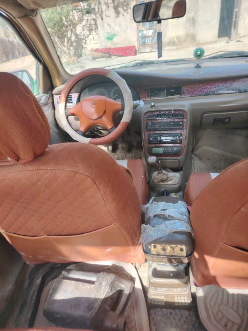 سيارة صالون صفراء اللون بحالة جيدة. السيارة تحتوي على مقاعد جلدية وحوض قيادة مكسوة بنفس اللون. السيارة مثالية للاستخدام اليومي أو للعمل. بها مساحة جيدة في الداخل ومجهزة بوسائل الراحة الأساسية.