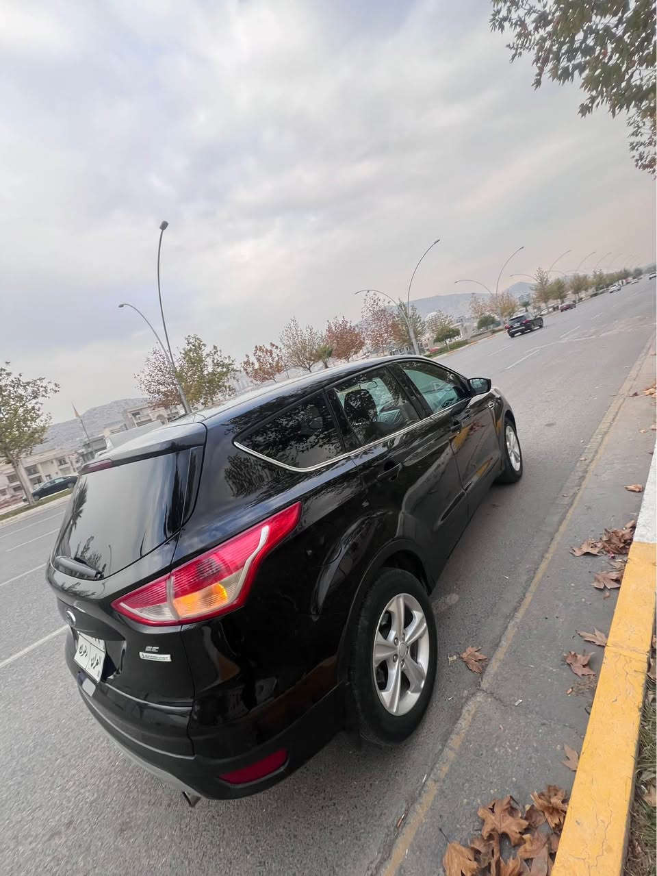 فورد اسكيب موديل ٢٠١٣ محرك ١،٦ توربو 
سياره كير ومحرك وتبريدها بشرط 
سياره رقم دهوك وموجوده بدهوك 
سياره باسمنا تحويلها شرط نفس اليوم
سياره بيها ثلاث قطع ونص صبغ بس 
بدون دواخل بشرط بشرط يعني 
جاملوغ امامي مع بونيد فقط بخه صبغ 
مع باب الي ورا سايق و نص باب ورا سكن 
سياره دواخلها وضع شريكه يعني 
بجم كبس بجم وبدن ولغود و شواصي 
وايرباكات ودكم كلها وضع شريكه 
تحسبها ثلاث قطع ونص بدون دواخل 
سياره مواصفاتها se 
دبل كير و توماتيك 
شاشه وكاميره 
حساس وتحديد سعره 
اكو هوايه مواصفات اخرى
ملاحظه سياره لونها عنبي اسود
فقط للبيع اعتذر عن مده واقساط
مكانها دهوك 
سعرها  ٨٩ ورقه ونزل ٦ غرامه كاميرات 
*********** بيها واتس اب دهوك, العراق
