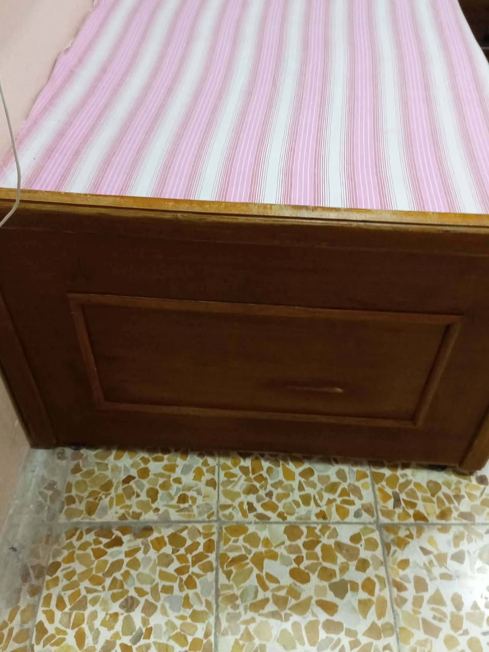 السلام عليكم
انتبه اني فقط مكلف بالمنشور
تختات ابو نفر عدد 2 طخم 
نفس ما واضح بل صورة 
عنوان موصل جانب ايسر حي النبي يونس 
السعر 120 بيهم مجال خاص مغلق واتساب مغلق 
هذا رقم صاحب تختات ***********
