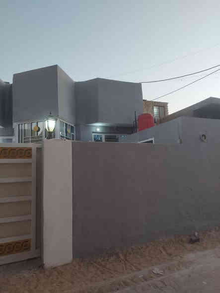 دار للبيع مساحه ميتين متر رابع دار عن الشارع العام غرفتين نوم مطبخ حمام تواليت صاله  طرمه مجمع صحيات خارجيه وداخليه ترك خلفي فارغ مابي اي نقص جمعيه طوريج شارع ام البنين السعر 110 مليون للتواصل مع مكتب الجراح للعقار ***********
