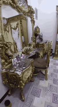 فخر الصناعة المصرية : "لعشاق الفخامة والذوق الملكي.. قطعة أثاث مميزة متوفرة الآن" التصميم: غرفة نوم موديل ملكي، تتميز بنقوش يدوية بارزة (دمياطي أو كلاسيك ثقيل) باللون الذهبي المطعم بالأبيض العاجي.
​السرير (التاج): يتميز بتاج عالٍ جداً بنقوش مفرغة وفخمة، مع تنجيد "كابيتونيه" باللون الأبيض لإعطاء راحة وشكل ملكي.
​الكنتور (الدولاب): ضخم جداً (جامب) مع مرايا جانبية ونقوش ذهبية تمتد على كامل الأبواب، مما يعطي إيحاءً بالاتساع والرقي.
​ميز التواليت: تصميم فريد بمرآة كبيرة وإطار ذهبي مزخرف، مع سطح رخامي  يضيف لمسة من الفخامة.
​الملحقات: الغرفة كاملة تشمل الكومودينات الجانبية والمقعد (البوف) الخاص بميز التواليت بنفس التصميم والنقش.
*********** وتساب السعر ١٥٠٠
