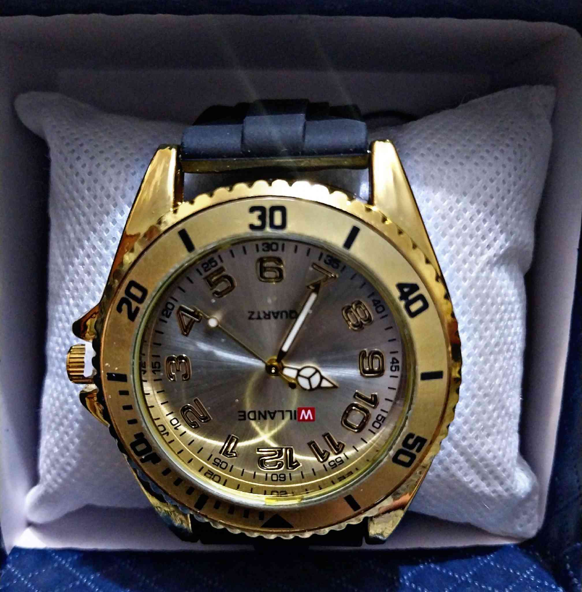 ⌚️ ساعات رجالية فاخرة
✨ ضمان الجودة بأفضل سعر ✨  

- 💎 سعر القطعة: 15,000 الف فقط 
- 🔥 عرض قطعتين : 25,000 دينار  
- 🚚 التوصيل مجانآ لفترة محدودة  

---

✅ ضمان الجودة
- افحص الساعة يم المندوب قبل الدفع.  
- إذا مو نفس الصورة أو الكواليتي تقدر ترجعها فورًا.  

---

🌟 ليش تختارنا؟
- موديلات حديثة وعصرية تناسب كل الأذواق.  
- أسعار منافسة ما تلقاها غير يمنا.  
- الكمية محدودة… العرض لفترة قصيرة!  

📩 للحجز والاستفسار:  
- راسلنا على الصفحة مباشرة.  
- أو عبر واتساب: ***********
